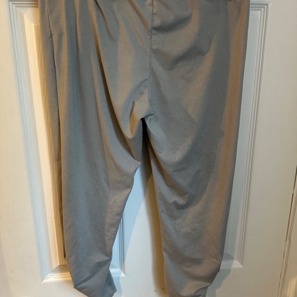 Ardene capri cut, workout pant, silver, scrunchy bottom, size medium - Picture 2 of 4